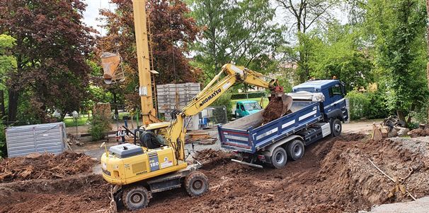 Bagger und LKW